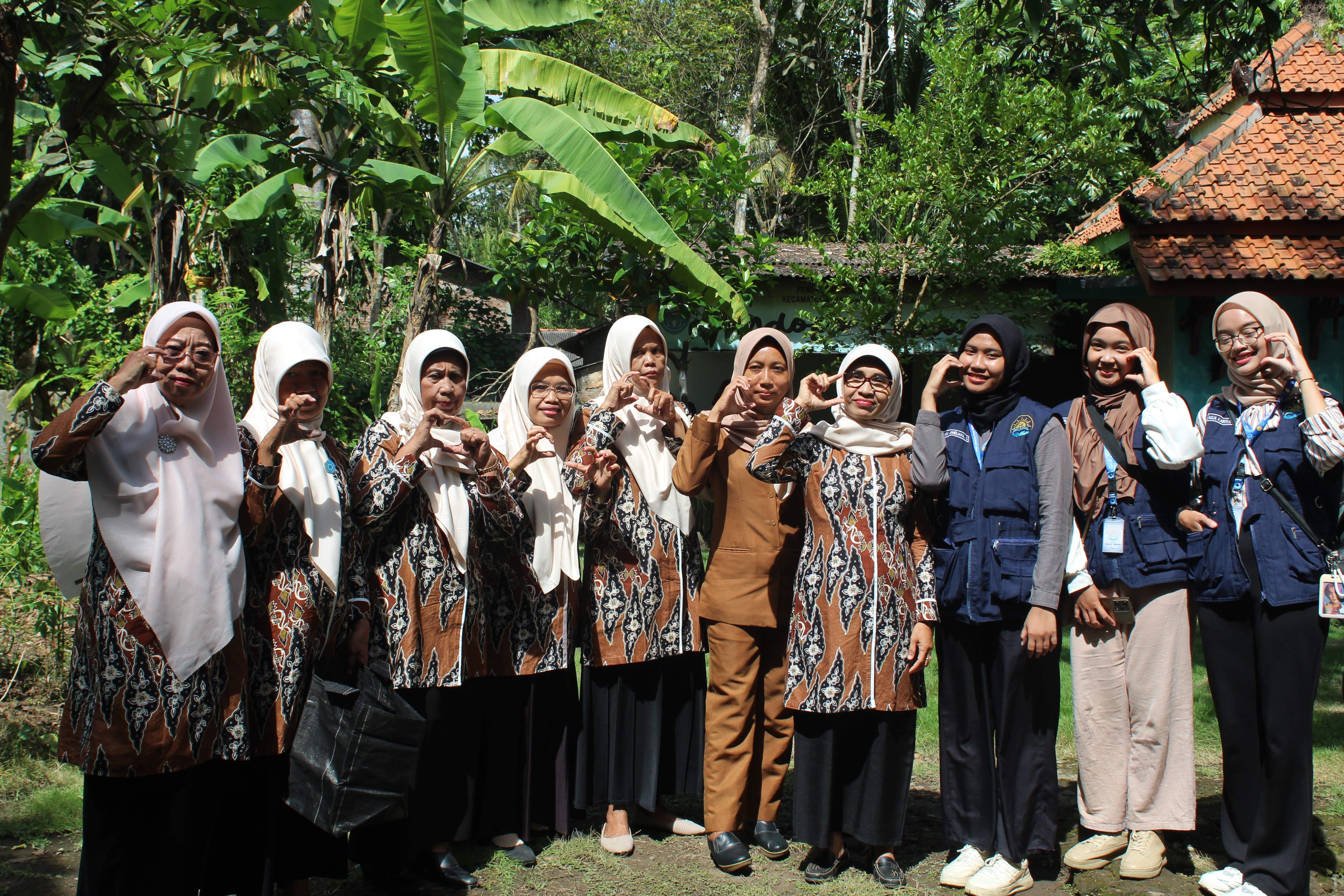 Intensifikasi Pekarangan: Penanaman Cabai dan Terong Serta Sosialisasi Bersama Ibu-Ibu PKK Desa Nusawungu